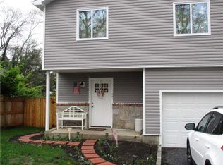 10 Manhasset Trl, Ridge, NY 11961