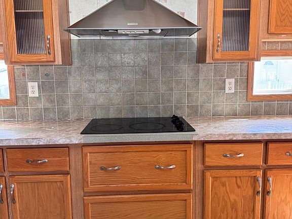 5th image of 10 Queen Eleanor Dr