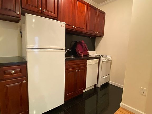 3rd image of 225 E 28th St #8