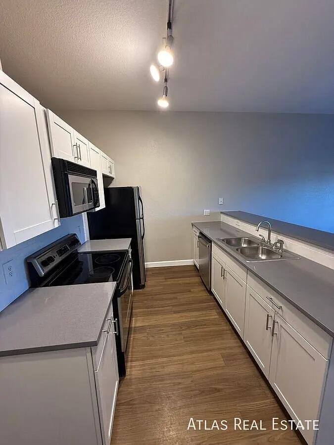 Brand new 2 bed Condo W/ Garage for Rent in the beautiful Town Square Lofts! — Photo 2