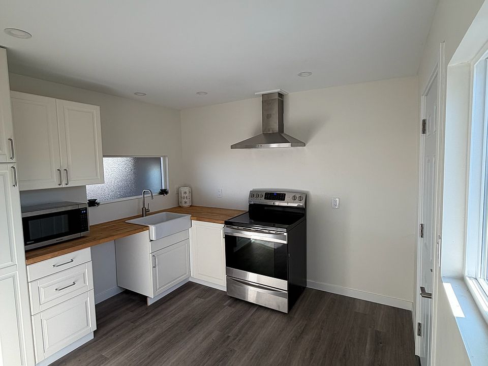 Full kitchen: Stove, oven, microwave, fridge and dishwasher