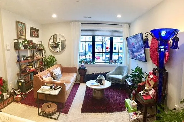 Livingroom with lots of natural light