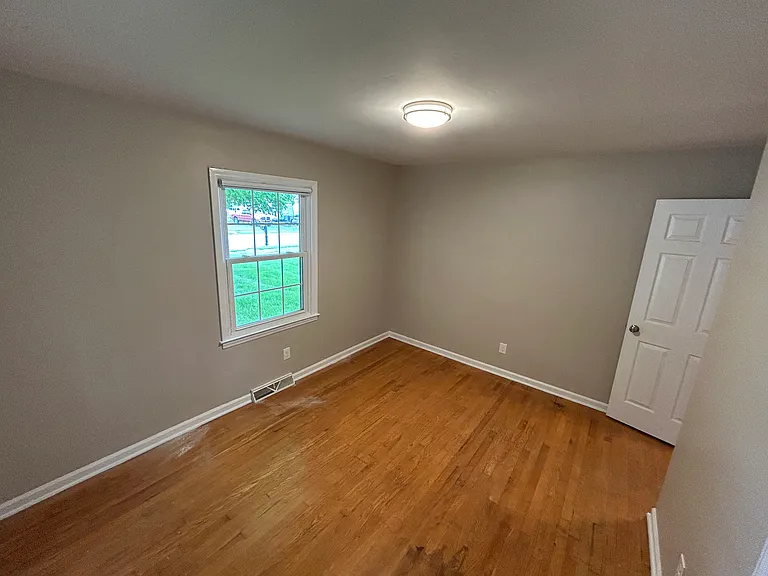 300 Hickory Hill Dr — Photo 10