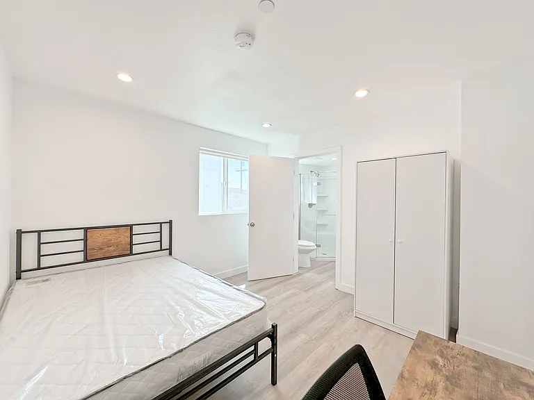 1363 W 35th St #9 — Photo 24