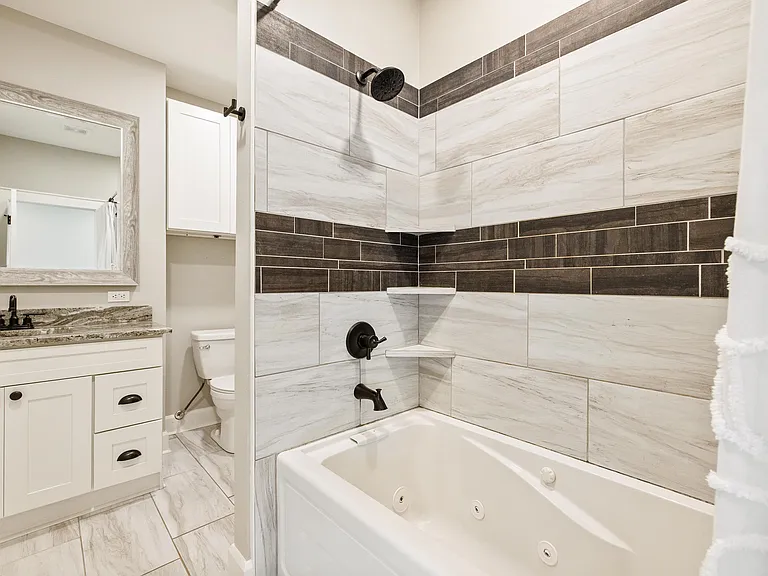 6121 Red Bud Ln — Photo 25