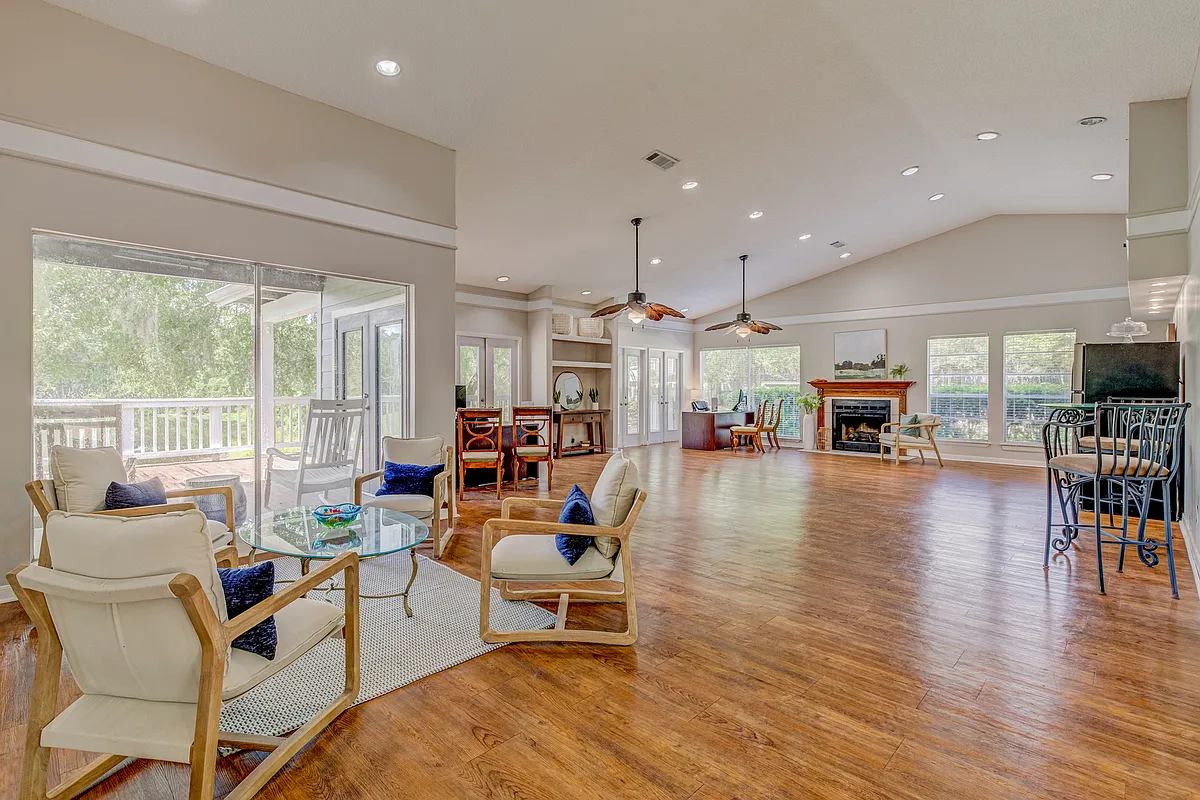 Building Photo - Live Oaks at Killearn