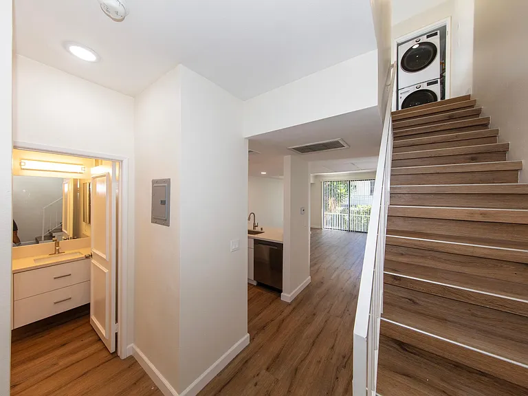 1524 Granville Ave #102 — Photo 6