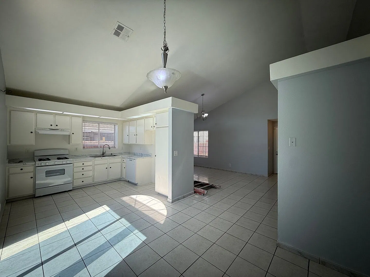 Palmdale 3 Bedroom -Available Now! — Photo 4