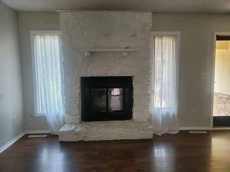 1460 N Northwest Pkwy — Photo 4