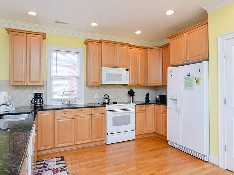 226 3rd Ave #B — Photo 8