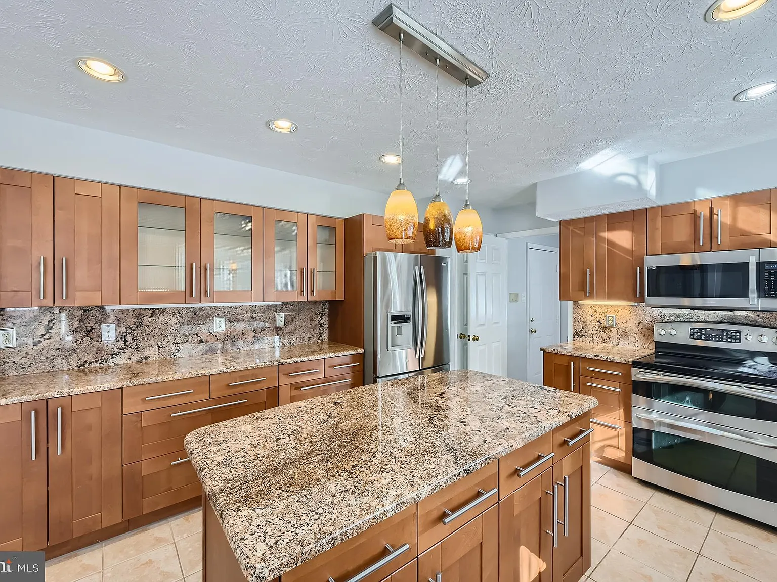 5 bed, 3.5 bath, 4304 sqft, $5,500 — Photo 2