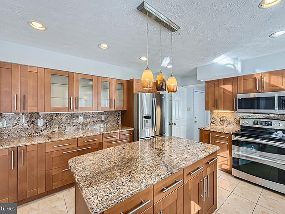 2nd image of 8 Sapphire Hill Ct
