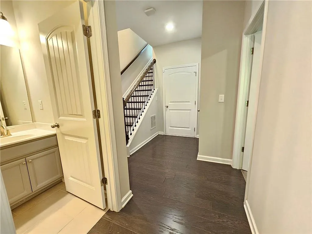 4 bed, 3.5 bath, 2359 sqft, $2,650 — Photo 2