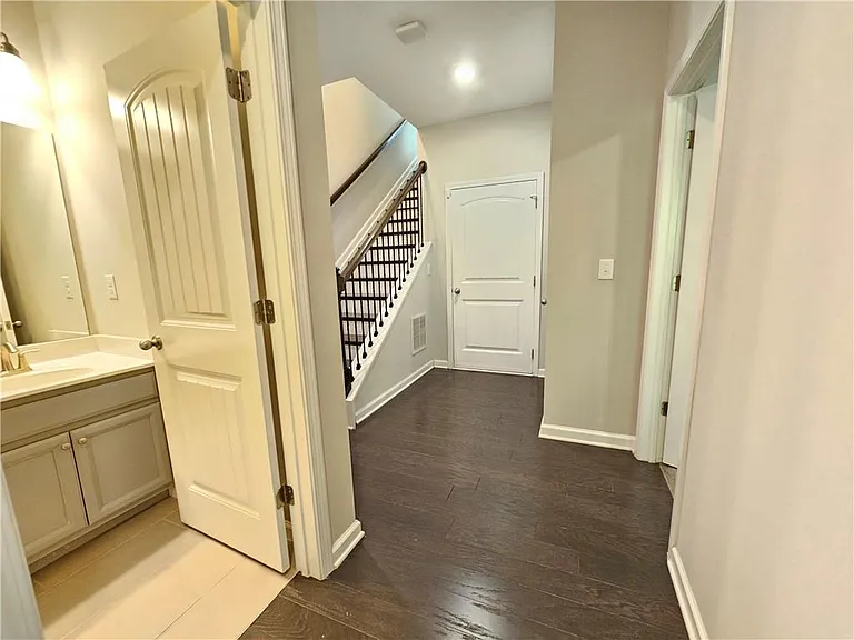 871 Sunset Park Dr — Photo 2