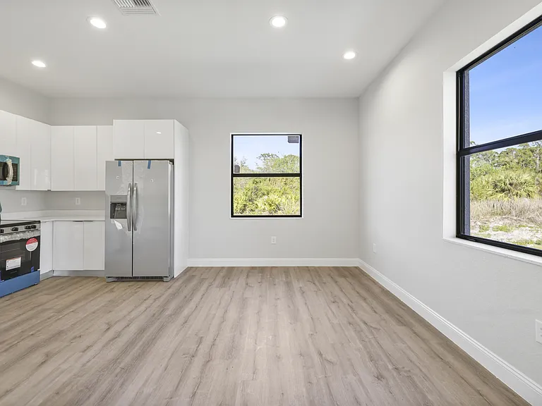 862 Charles Sise St E — Photo 10