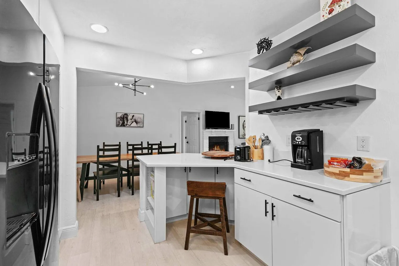 3 bed, 2.0 bath, 1399 sqft, $7,194 — Photo 4