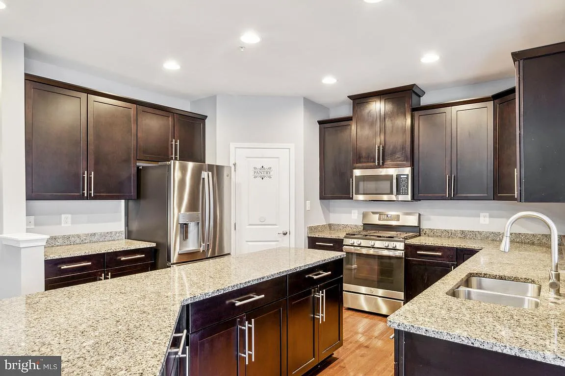 6 bed, 4.0 bath, 3654 sqft, $4,500 — Photo 2