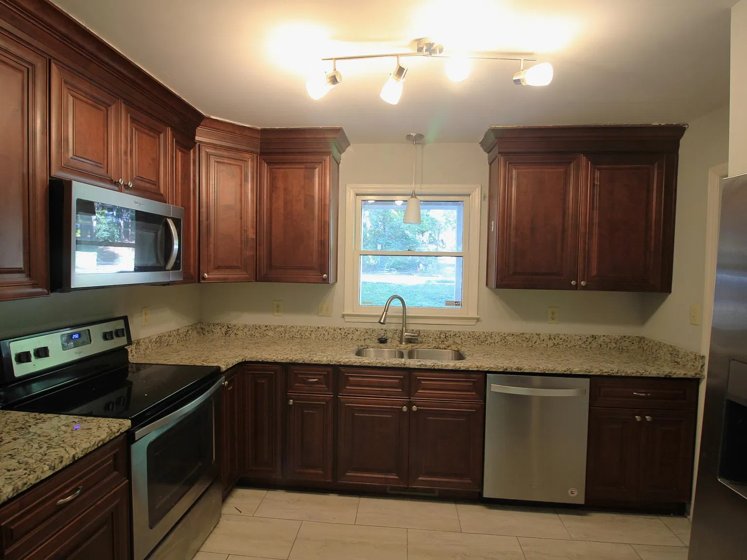 2 bed, 2.5 bath, 1122 sqft, $1,700 — Photo 4