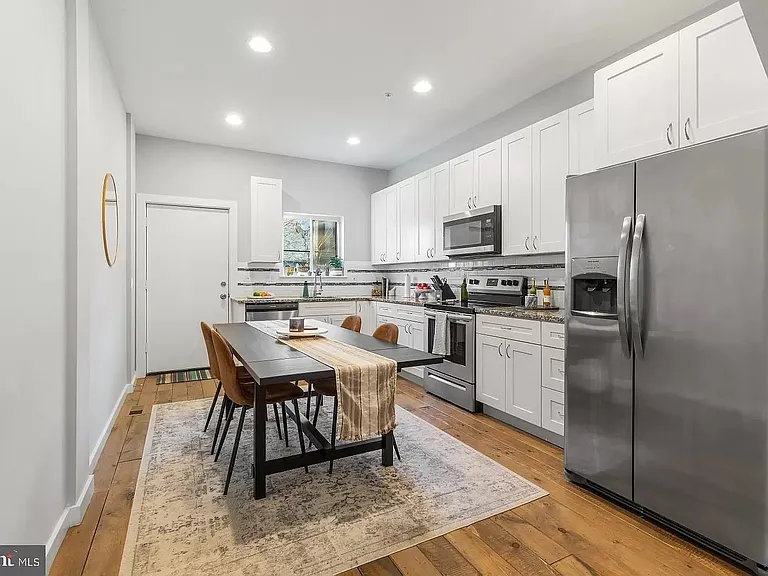 1843 E Oakdale St — Photo 1