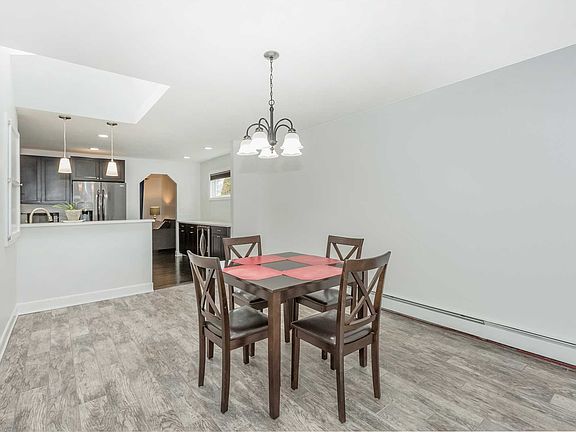 5th image of 127 Mill Dr