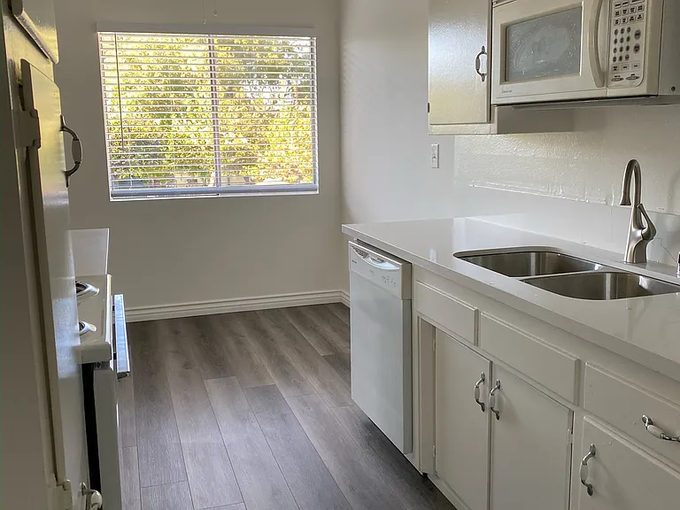Coast Apts — Photo 13