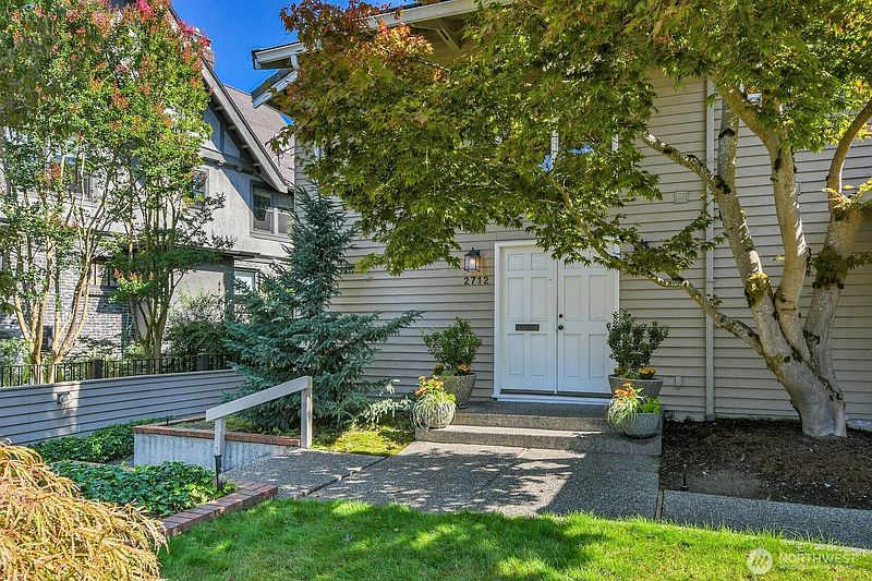 3rd image of 2712 Mount Saint Helens Place S