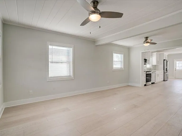 320 NW 6th Ave — Photo 7