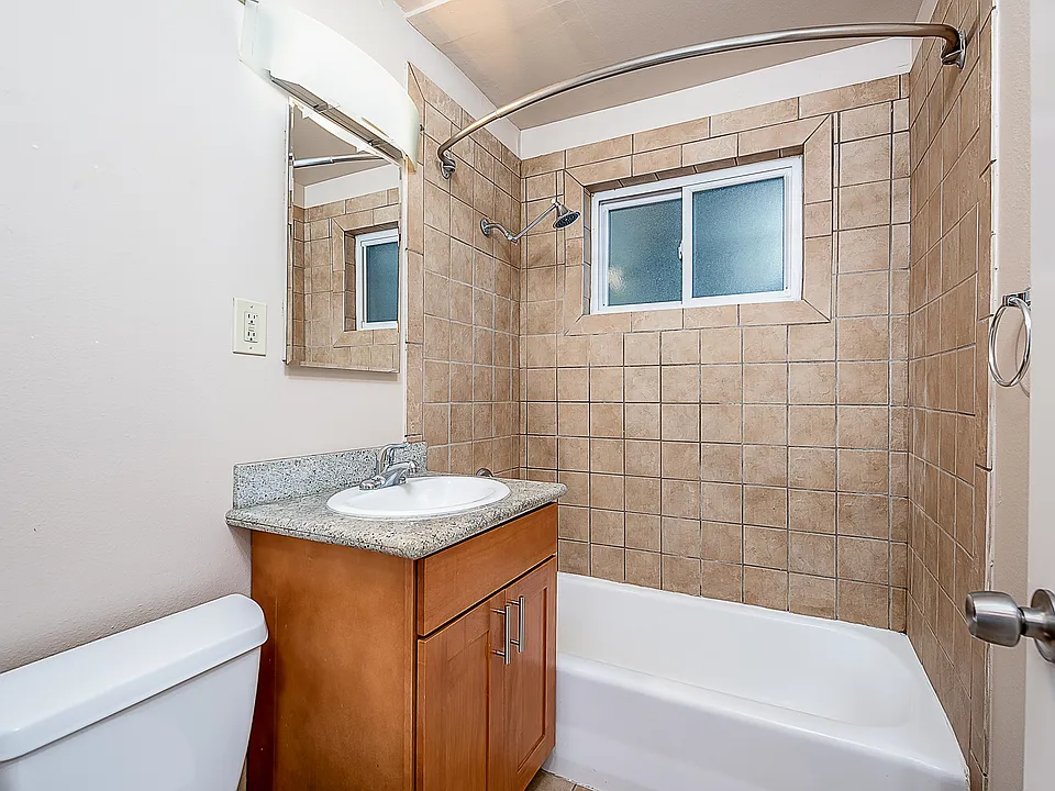 201 NE 40th St #204