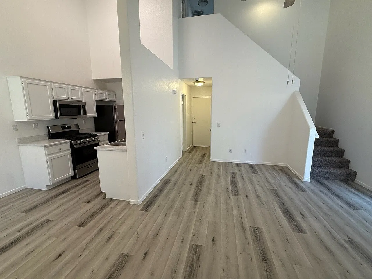 3 bed, 2.5 bath, 1000 sqft, $1,874 — Photo 3