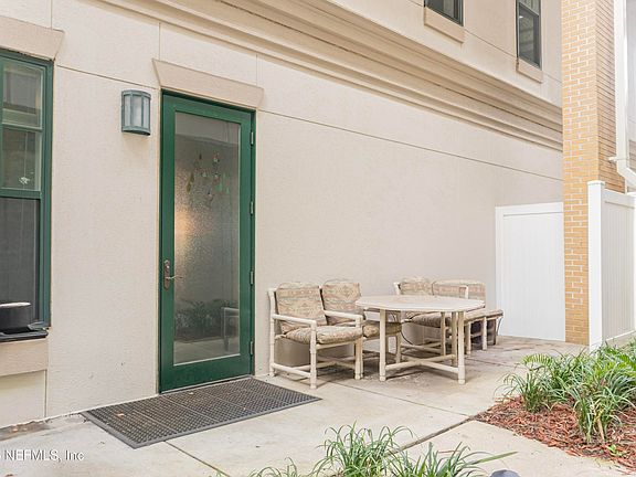 4th image of 1661 Riverside Ave #118