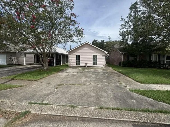 2014 E Parlange St, Gonzales, LA 70737