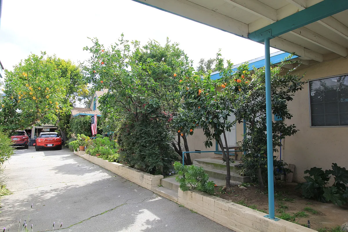 Building Photo - 10438 Scoville Ave #D