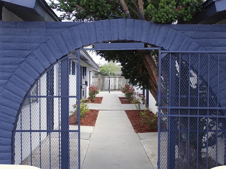Renovated, Large UNM Area 2 Bed Apt w/ Washer / Dryer and Private Yard — Photo 26