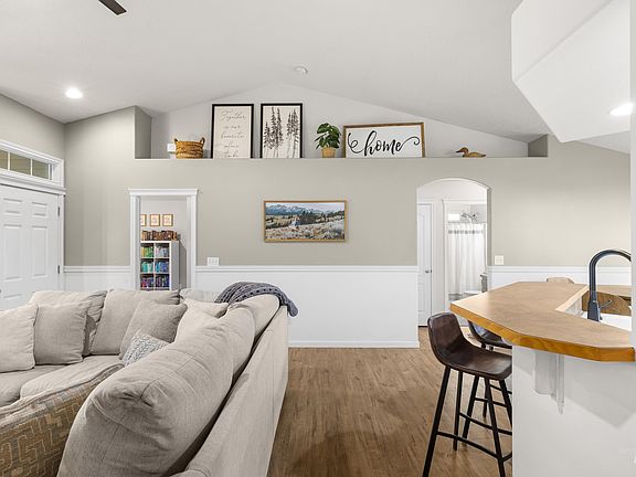 4th image of 5201 N Toscana Ave