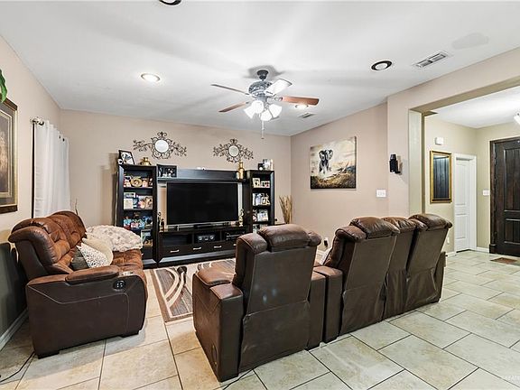 3rd image of 816 E Azucar Ave
