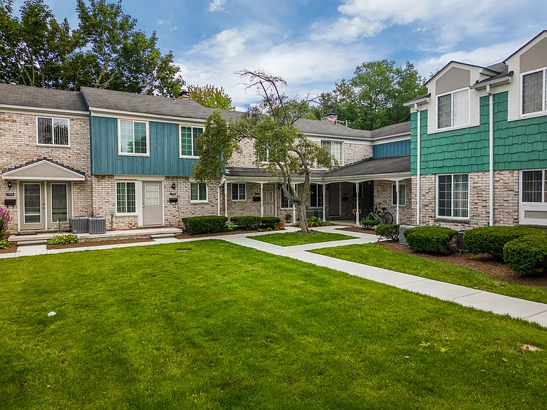 Edgewood Court North — Photo 9