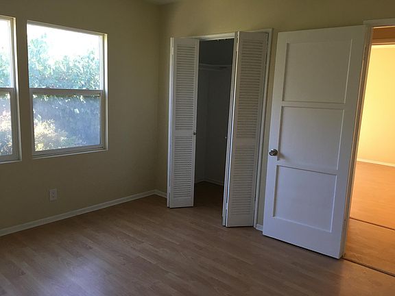 Bedroom w/ walk-in closet