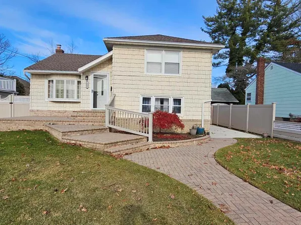 219 Spruce Street, Massapequa Park, NY 11762