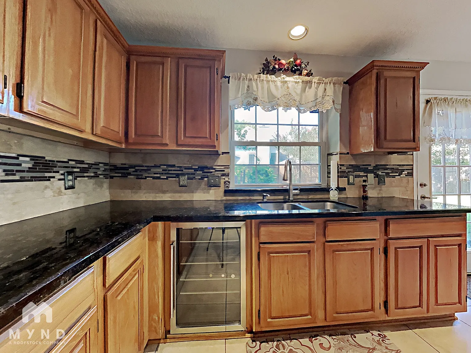4 bed, 3.5 bath, 2590 sqft, $2,395 — Photo 4