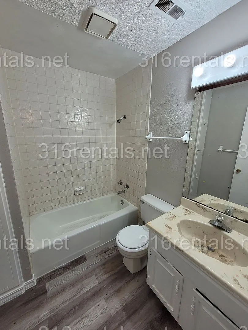 $950 - 2 bed 1.5 bath - Duplex within walking distance from Walmart — Photo 3