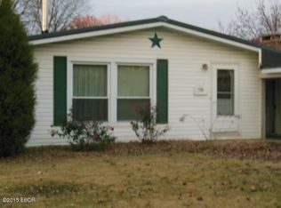 725 E 4th St, Flora, IL 62839