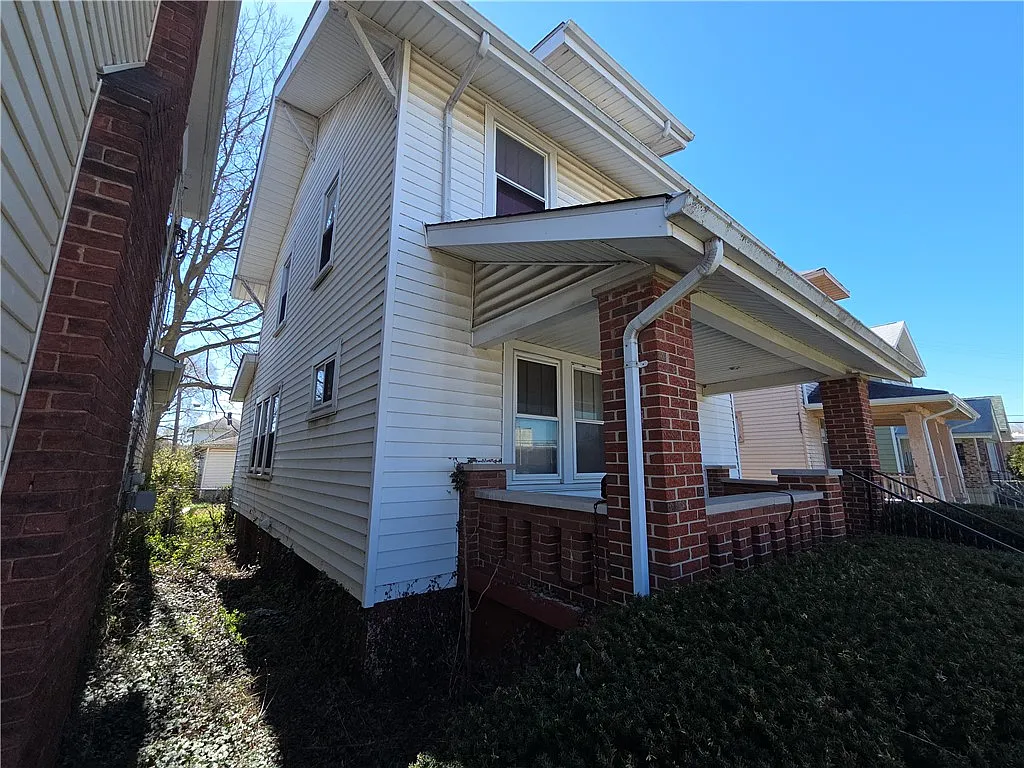 764 Heck Ave photo 1