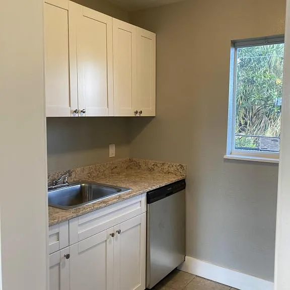 278 S Lake Ave #4 — Photo 3
