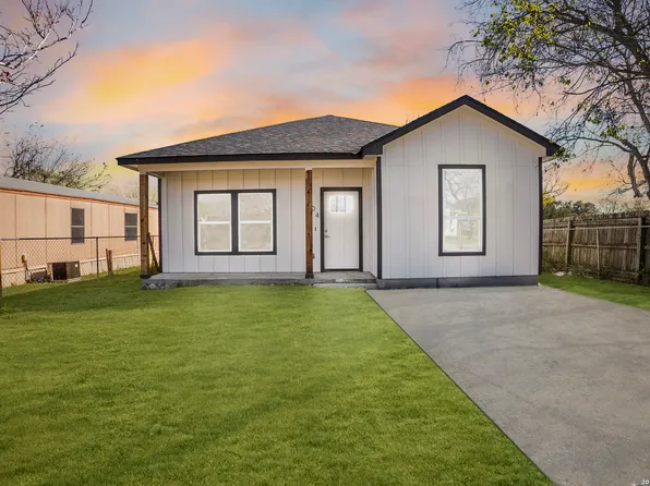 804 Peach, Jourdanton, TX 78026