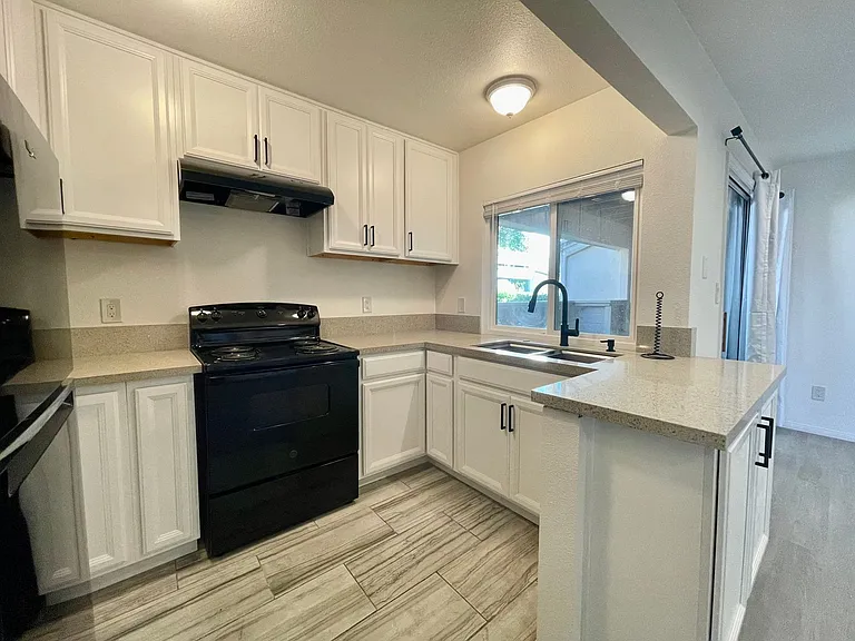 3250 Ashford St #I — Photo 3