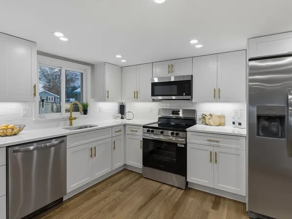 35 Oak St, Tewksbury, MA 01876