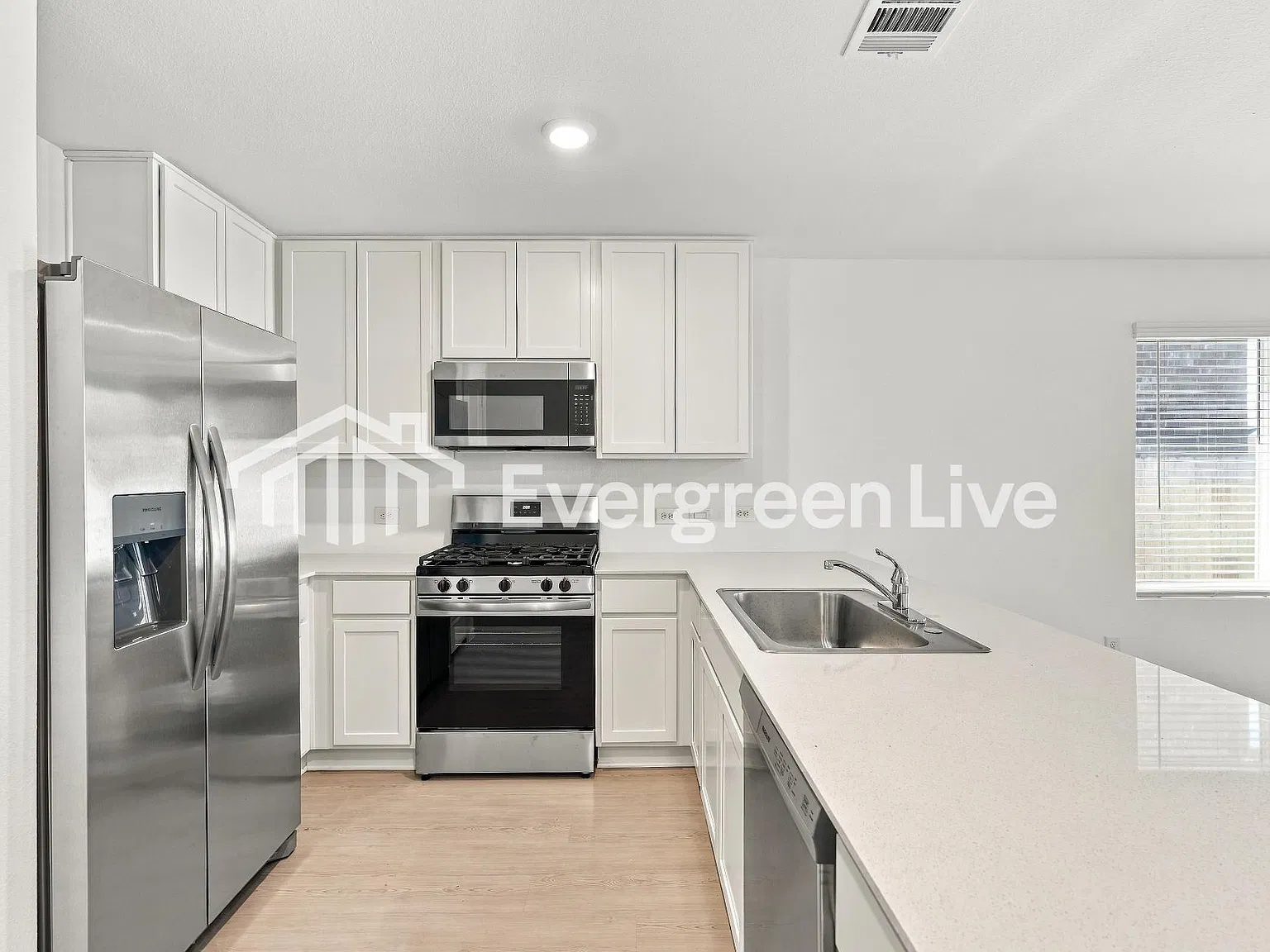 4 bed, 2.0 bath, 1924 sqft, $2,090 — Photo 4