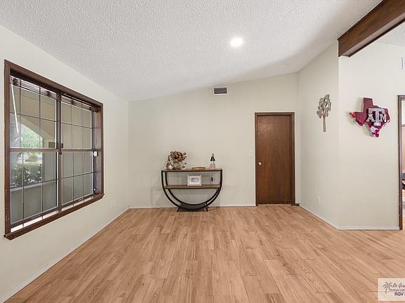 4th image of 2950 Lazy Lake Dr