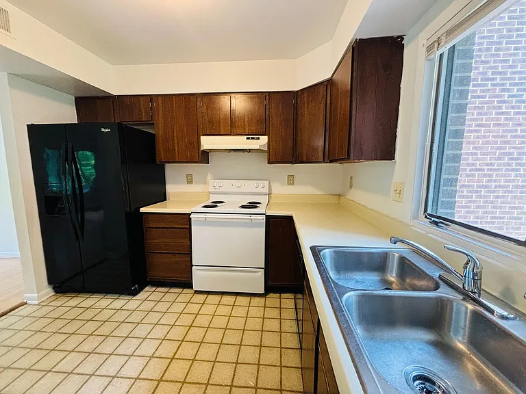 354 Shenandoah Cir — Photo 4