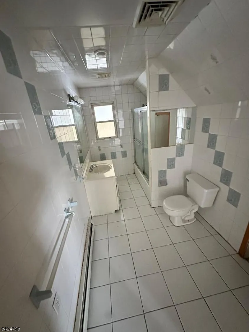 3 bed, 1.0 bath, $2,000 — Photo 3